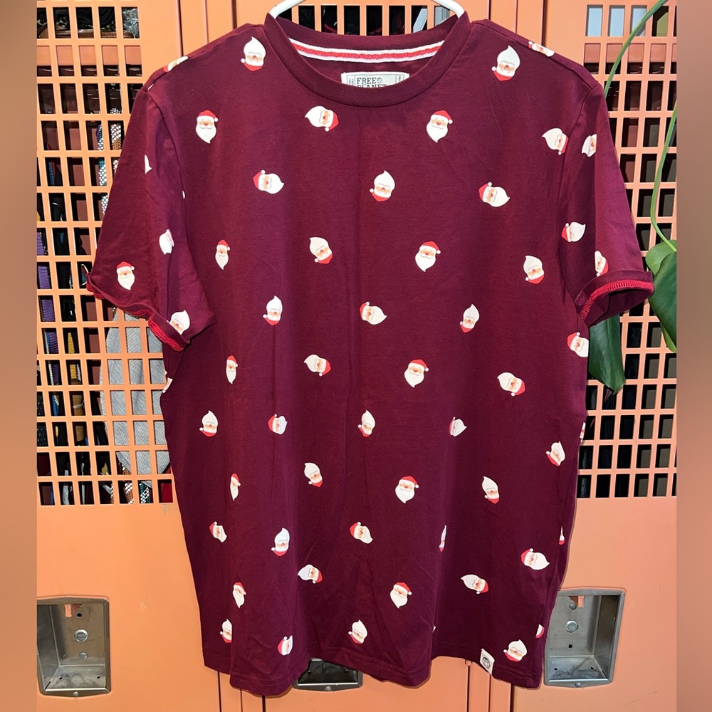 Free Planet Burgundy Santa print T-Shirt. SZ Medium. EUC